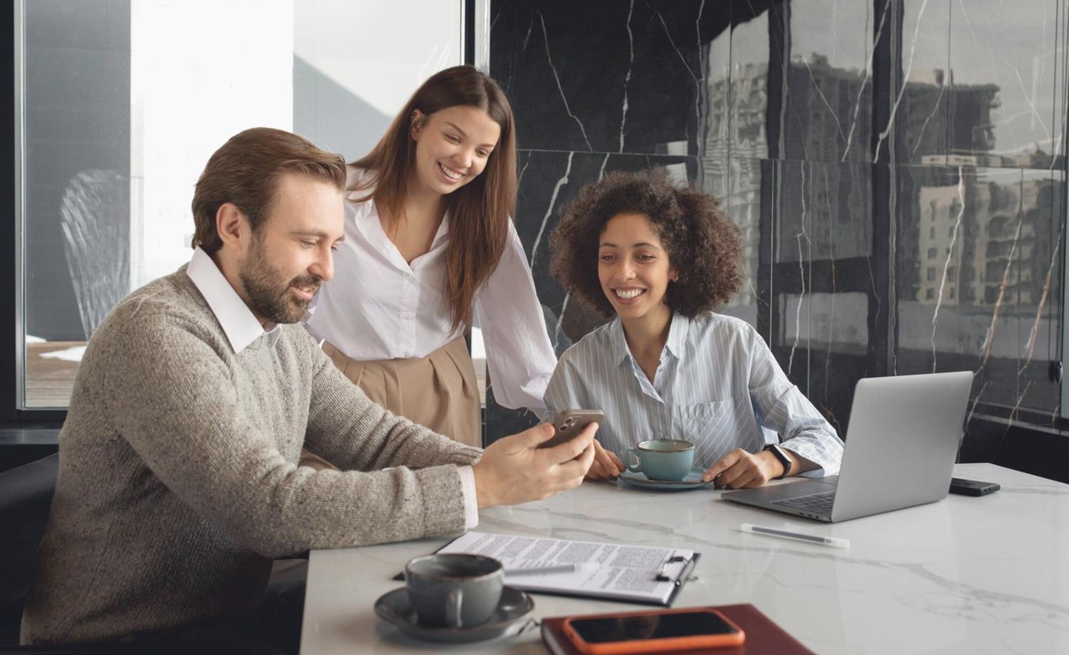 Professionelle Beratungsatmosphäre mit Fokus auf Zusammenarbeit