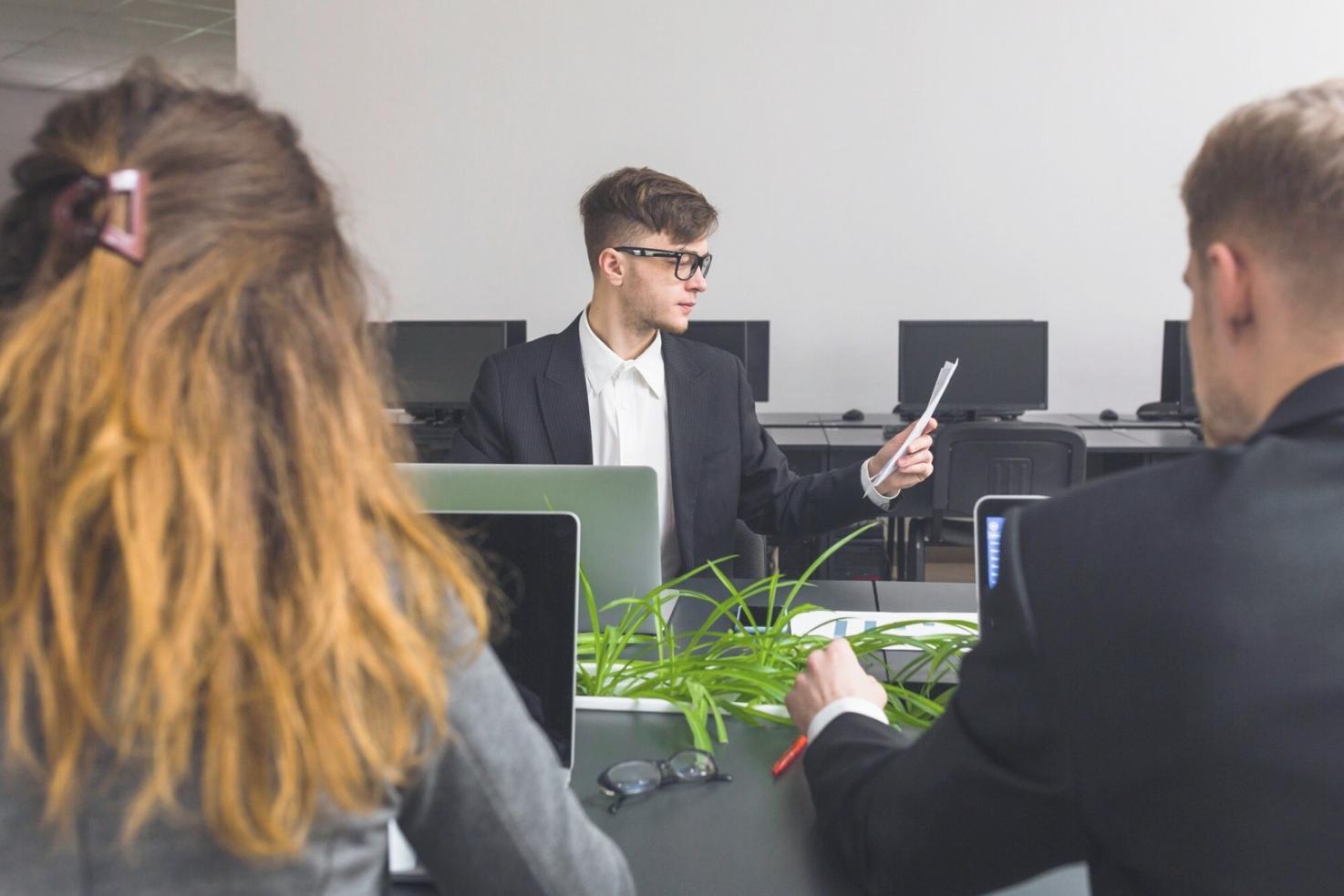 Professionelle Coaching-Sitzung zwischen Führungskräften in modernem Büroumfeld