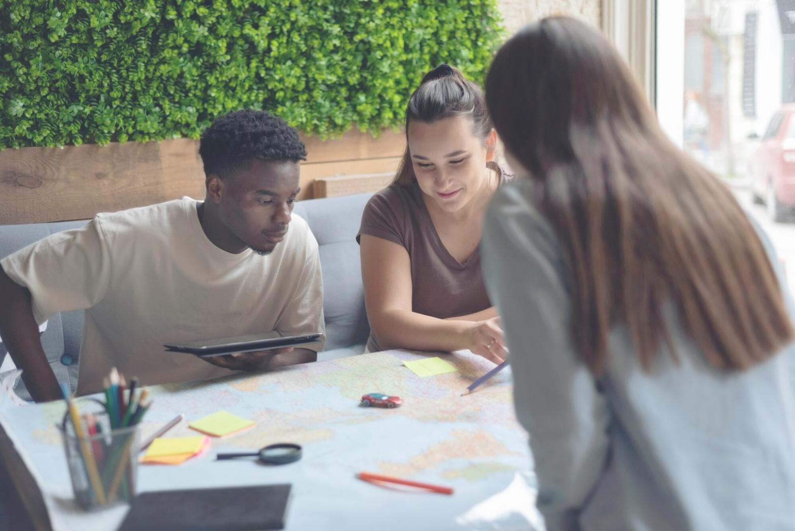 Arbeitsplatz mit strategischen Dokumenten und Planungsunterlagen